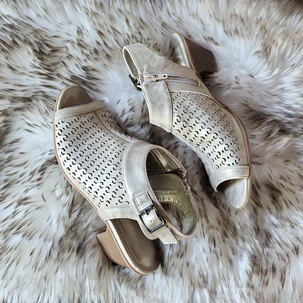 Easy Spirit Jill‎ golden sandals 7.5